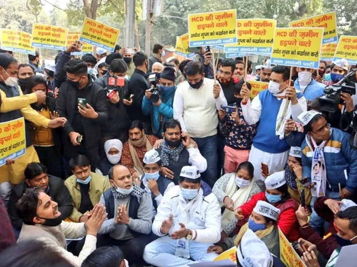 AAP का बड़ा आरोप, 'औने-पौने दाम में स्कूल की जमीन बेच रहे BJP शासित MCD'