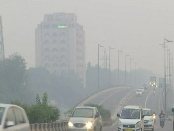 Delhi Air Quality: स्‍मॉग की गिरफ्त में दिल्‍ली, AQI अब भी 'बहुत खराब', क्‍या रेड लाइट ऑन, गाड़ी ऑफ से मिलेगी निजात?