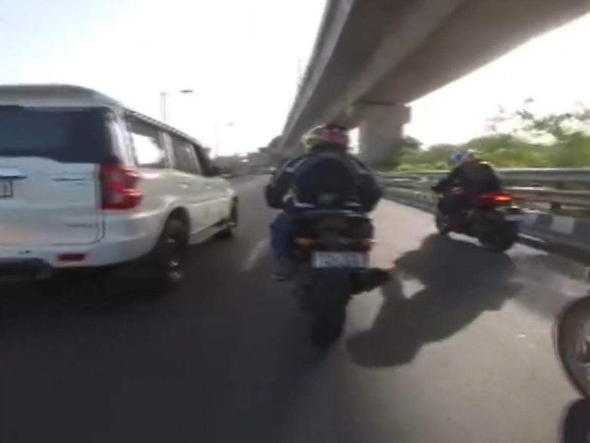 Delhi: तेज रफ्तार स्कॉर्पियो ने दिल्ली में बाइकर को मारी टक्कर, मामले की जांच में जुटी पुलिस; देखें- VIDEO
