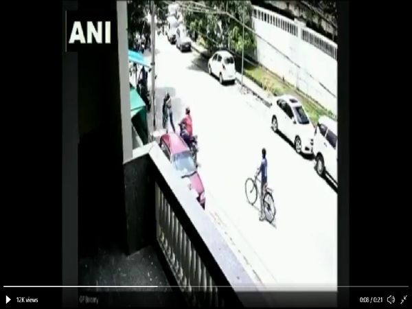 Delhi Crime News: दिल्ली में पुलिस व्यवस्था ध्वस्त, बाइक सवारों ने महिला से छीन ली चेन, देखें VIDEO