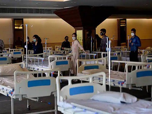 Delhi Coronavirus Updates: दिल्ली में कोरोना के नए मामले 1,000 से कम, एम्स निदेशक ने जताई ये संभावना