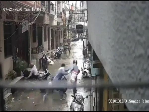 दिल्ली की उस दिलेर महिला को सलाम, बाइक सवार बदमाशों का किया सामना और चार साल की मासूम को बचा लिया, VIDEO