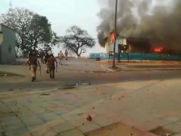 दिल्‍ली : कश्‍मीरी गेट रैन बसेरे में आगजनी, पुलिस पर पथराव