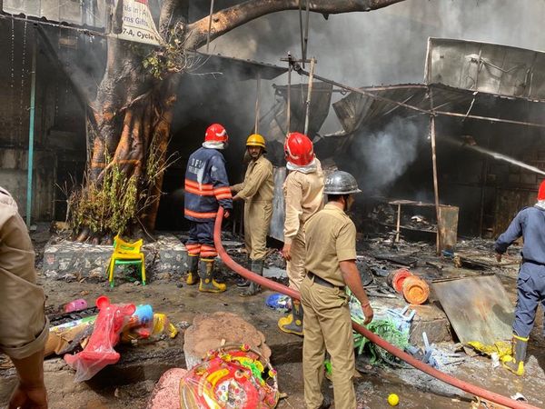 Delhi : shops gutted in fire at cycle market in Jhandewalan