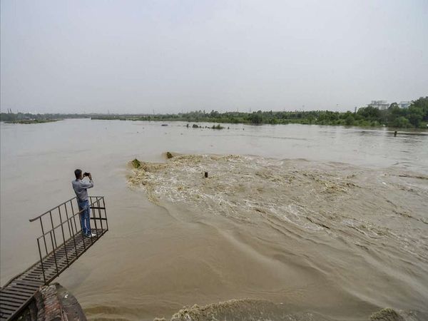 Delhi Flood Updates: दिल्ली में यमुना नदी खतरे के निशान से महज एक मीटर नीचे, पहाड़ी राज्यों में बारिश का असर