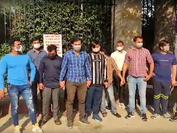 सरकारी अफसर बता करते थे ठगी, 2 महिलाओं समेत 12 गिरफ्तार