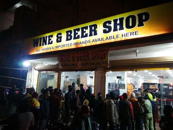 Delhi government gives an extension of two months to liquor shops