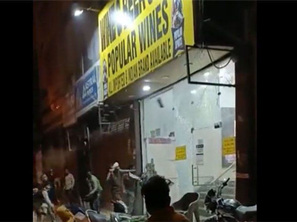 दिल्ली में फ्री ऑफर में शराब नहीं देने पर मचा बवाल, गुस्साए लोगों ने की शराब के ठेके में तोड़फोड़-video