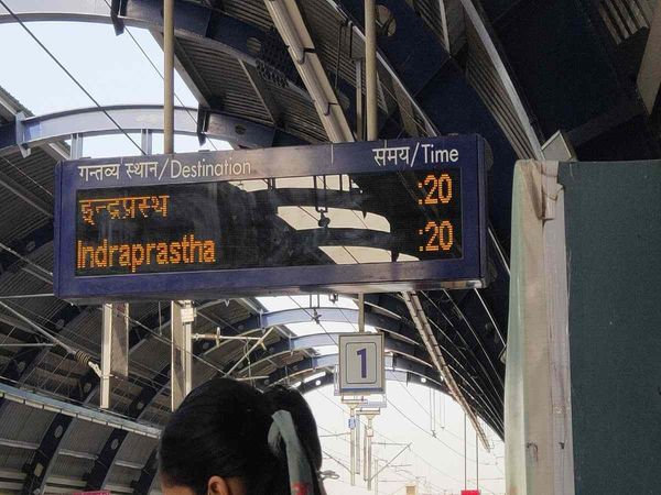  Delhi Metro Delay in service between Dwarka Sector 21 and Noida Electronic City Vaishali passengers upset