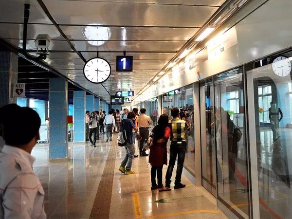 Delhi metro news today: आज भी बंद हैं लाल किला मेट्रो स्‍टेशन के गेट, यात्रा से पहले जान लें ये जरूरी सूचना