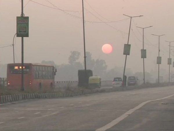 दिल्ली-NCR में अब भी 'जहरीली' है हवा, पराली जलाने की घटनाओं में कमी के बावजूद सुधर नहीं रहे हालात