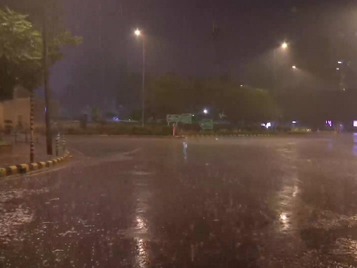 Delhi NCR Rain Today: दिल्ली-एनसीआर में मौसम ने फिर ली करवट, तेज हवाओं के साथ जमकर बरसे बदरा