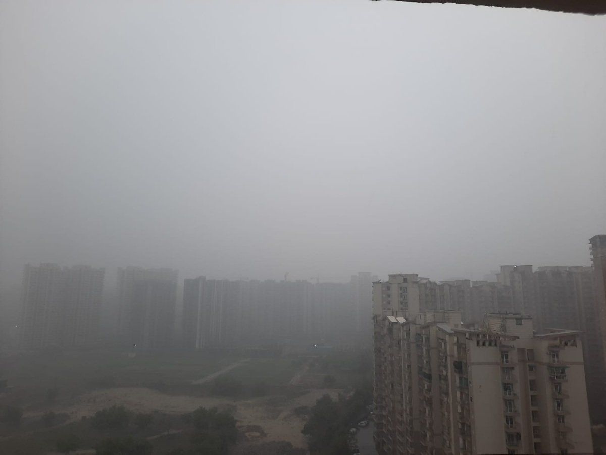 Weather Update: दिल्ली-एनसीआर में हो रही बारिश, लोगों को भीषण गर्मी से मिली राहत