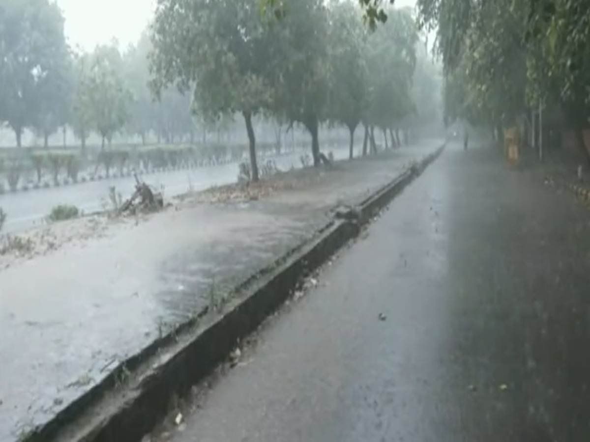 Delhi-NCR Weather Update: मॉनसून की हुई ENTRY, दिल्ली-एनसीआर में झमाझम बारिश से लोगों को गर्मी और उमस से मिली राहत