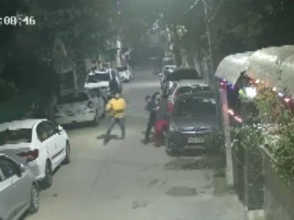 Delhi: महिला की बेरहमी से पिटाई, CCTV में कैद हुई घटना