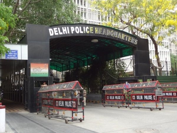  Corona effect : delhi police officers and jawans to stay in hotels 