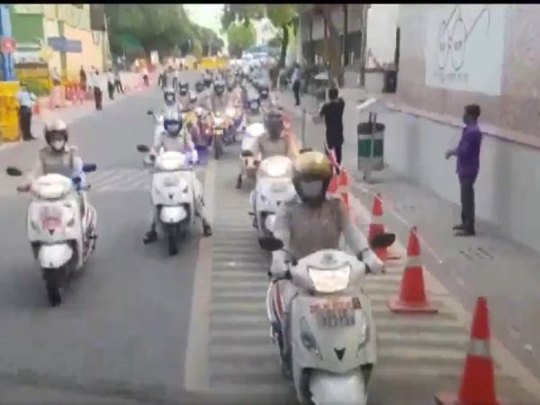 दिल्ली पुलिस के जवानों ने की AIIMS की परिक्रमा, स्वास्थ्यकर्मियों को अनोखे अंदाज में किया सैल्‍यूटदिल्ली पुलिस के जवानों ने की AIIMS की परिक्रमा, स्वास्थ्यकर्मियों को अनोखे अंदाज में किया सैल्‍यूट