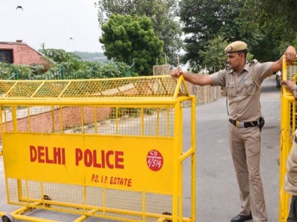 film-style chase took place on the streets of Delhi, the police caught the mobile snatcher by landing in drain