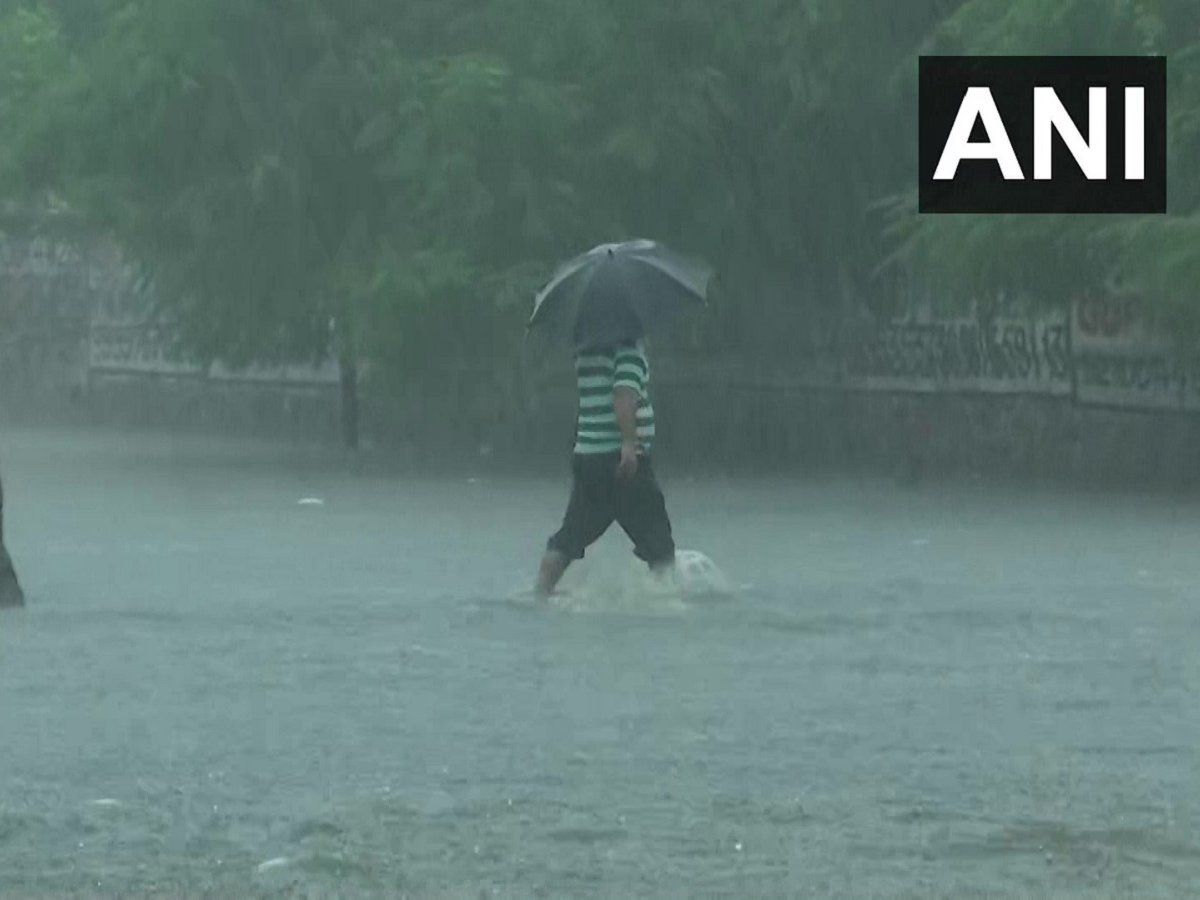 Delhi rain record: एक दिन की बारिश से टूटा 13 साल का रिकॉर्ड, जलभराव से बढ़ी लोगों की मुश्किलें