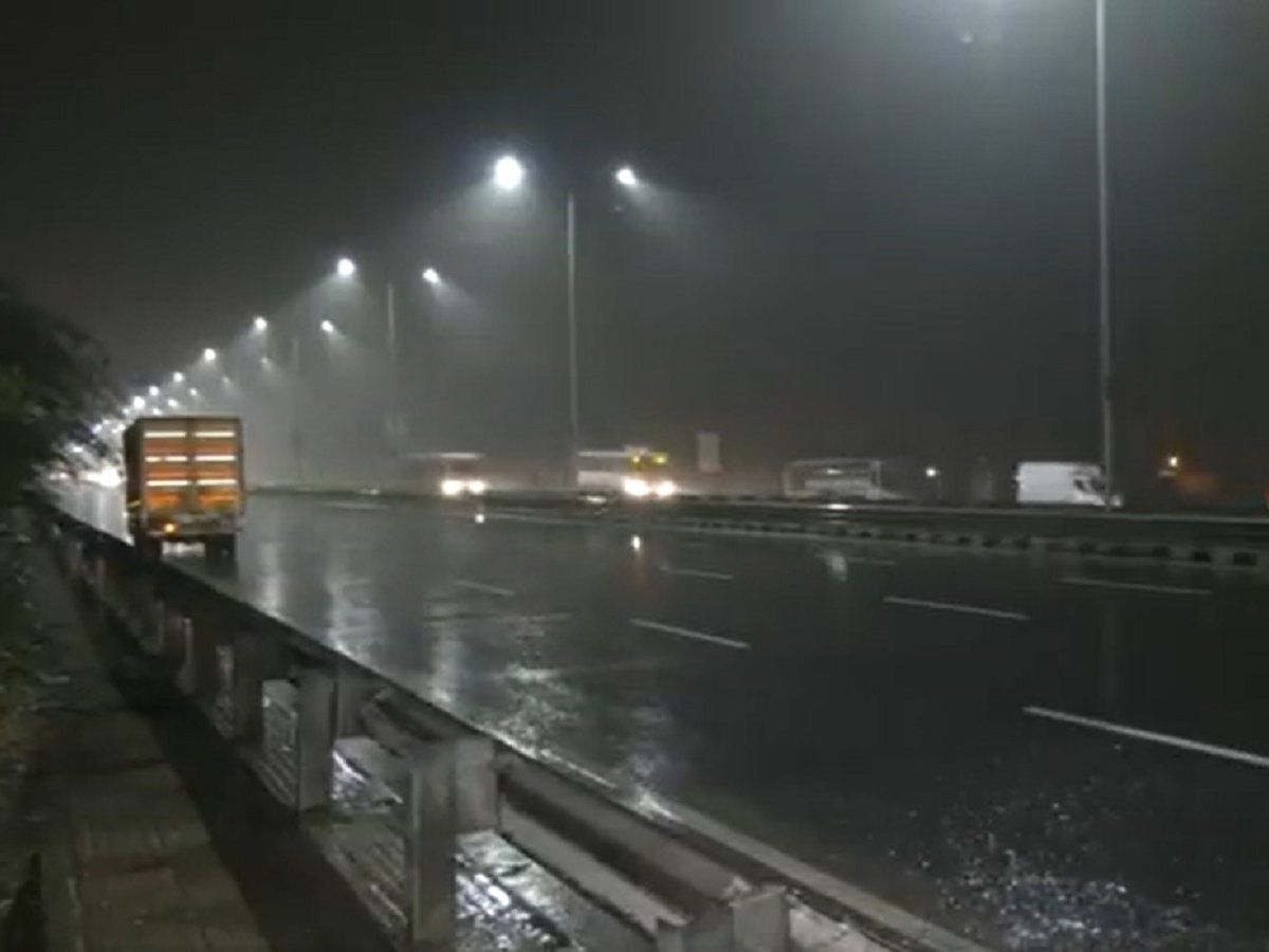 Delhi Rain: कड़ाके की ठंड में फिर बारिश से भीगी दिल्ली, टूटे रिकॉर्ड, कम हुआ वायु प्रदूषण