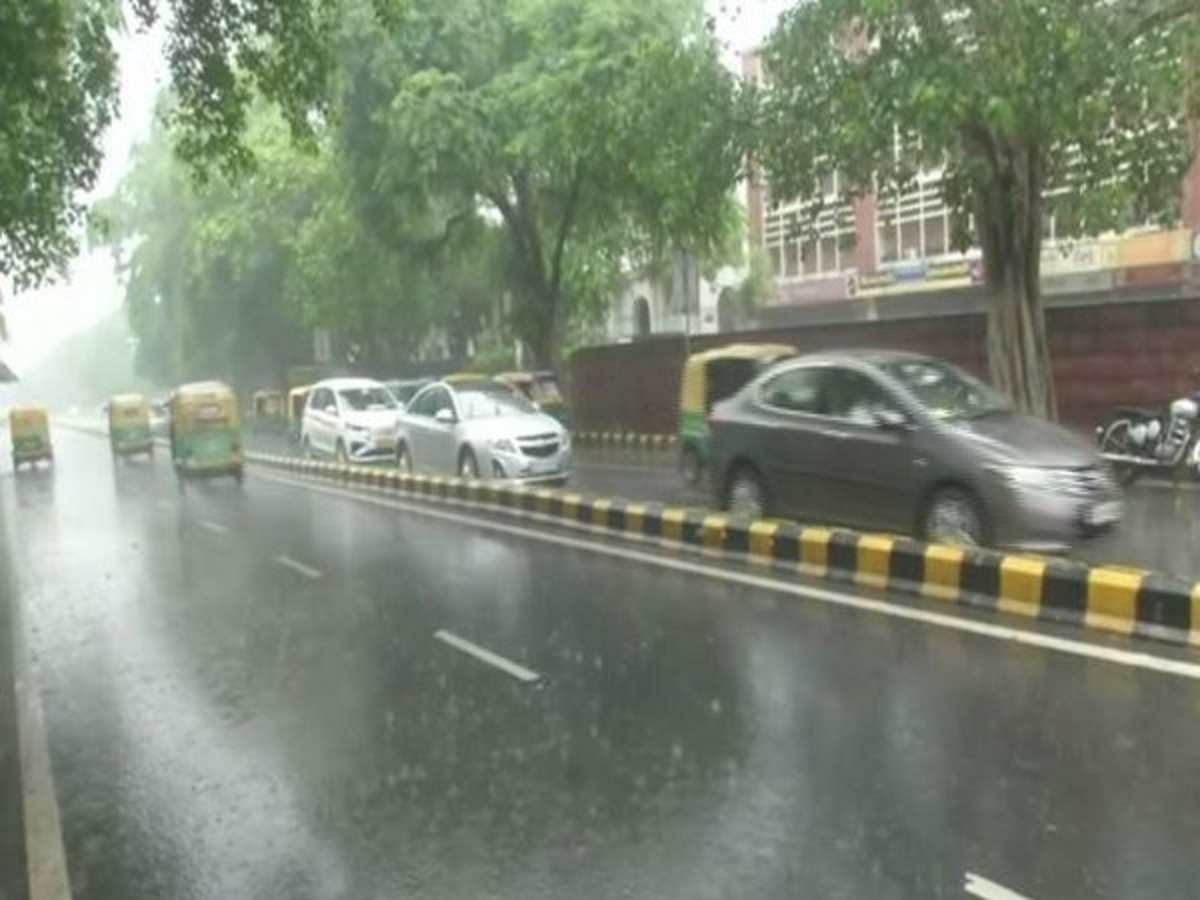 Delhi-NCR Weather Update: दिल्ली-एनसीआर में बदला मौसम का मिजाज, अगले 2 घंटे में झमाझम बारिश होने का अनुमान