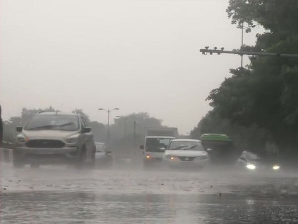 दिल्‍ली-एनसीआर में झमाझम बारिश, आसमान में काले बादलों से दिन में छाया अंधेरा