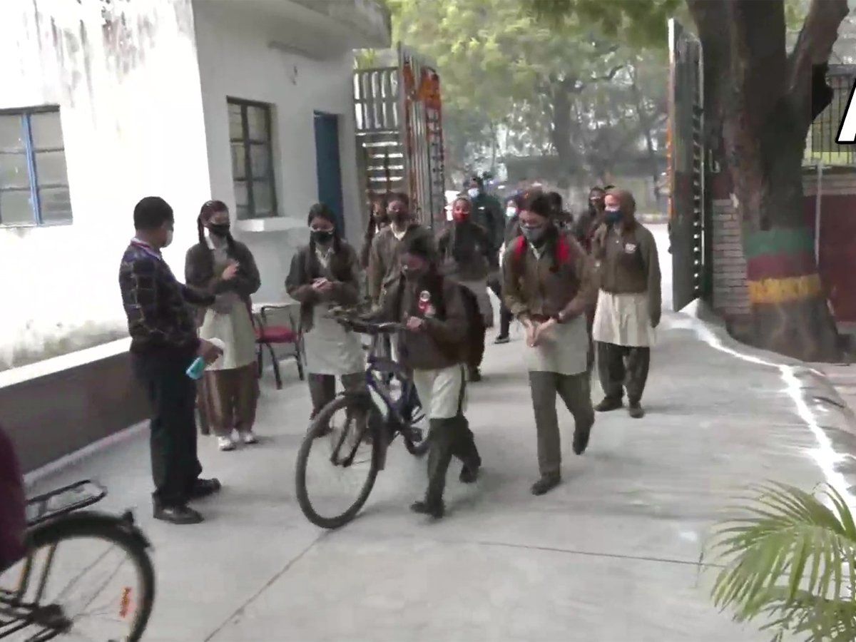 Delhi : दिल्ली में पाबंदियां हटीं, आज से खुल रहे स्कूल-जिम, 100 फीसदी क्षमता के साथ दफ्तर भी