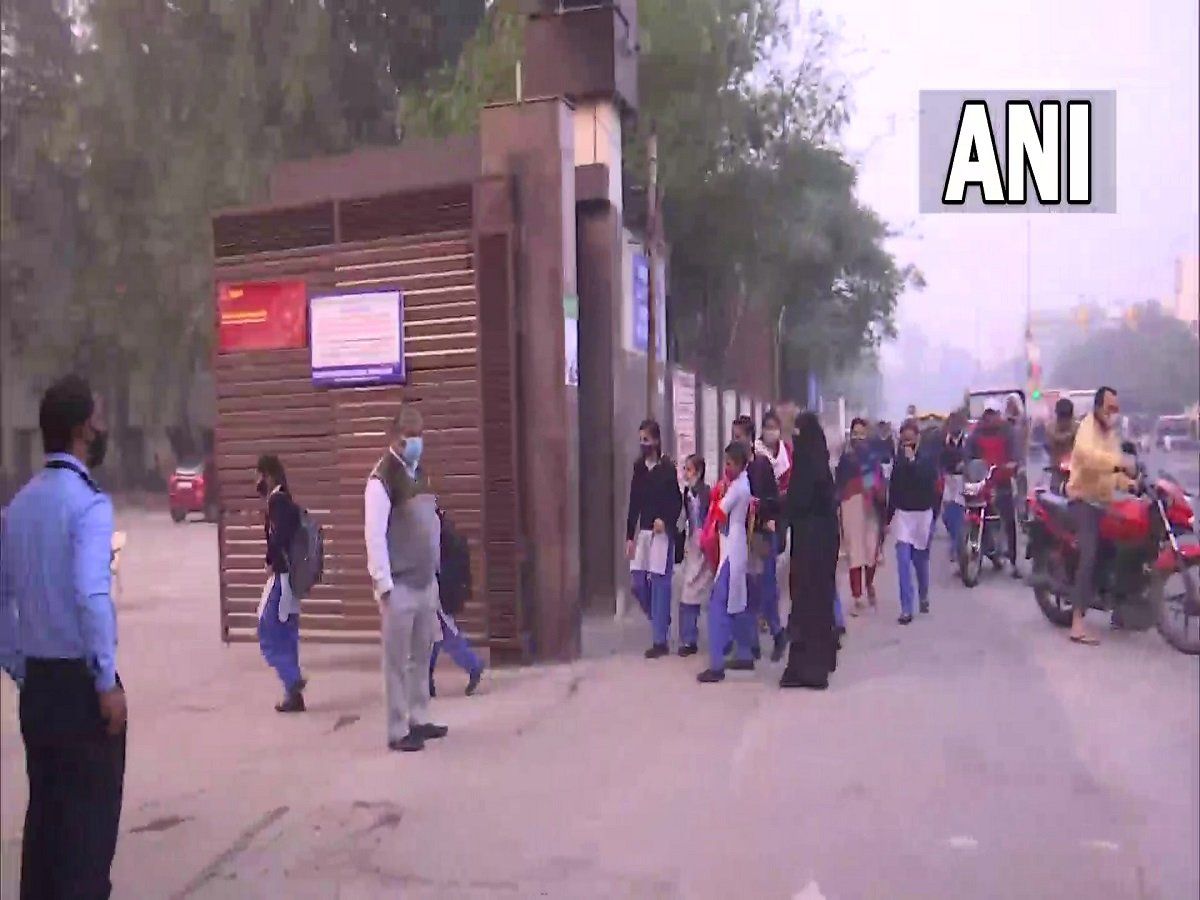 Delhi school reopen: दिल्ली में आज से सभी क्लास के लिए स्कूल खुले, एहतियातों का करना होगा पालन