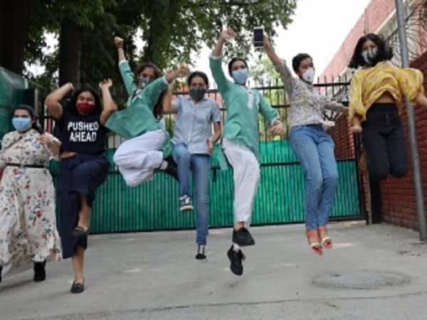 दिल्‍ली हिंसा: हर तरफ था खौफ का मंजर, जला दी गई थीं किताबें, पर हौसलों की उड़ान से इन लड़कियों ने किया कमाल