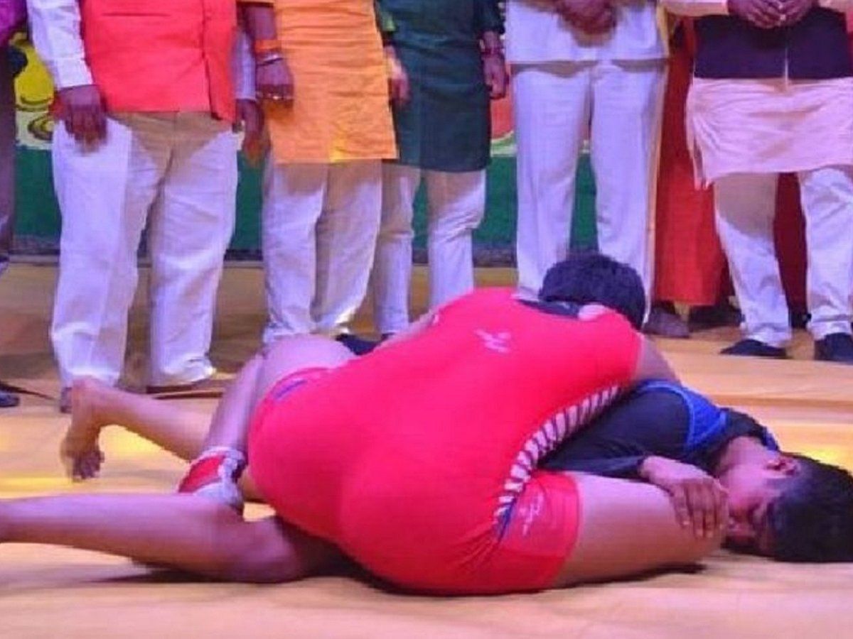कुश्ती का फाइनल हारने का हुआ इतना गम, बबीता फोगाट की बहन ने फांसी लगाकर दे दी जान