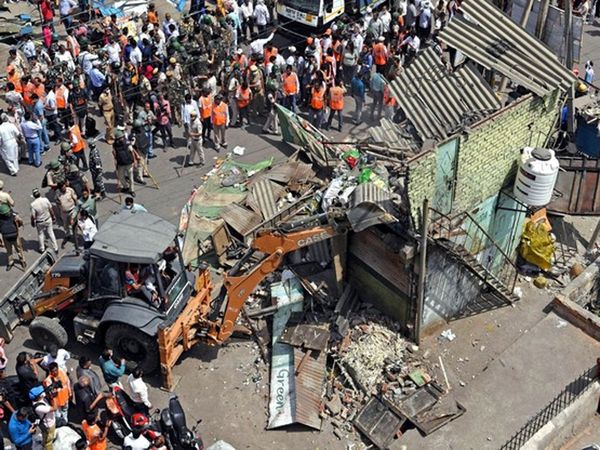  No demolition drive in jahangirpuri till next hearing in SC