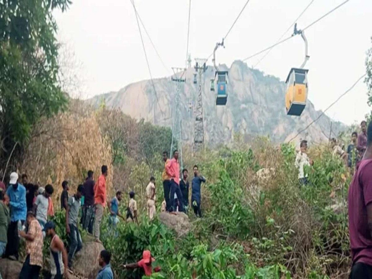झारखंड रोपवे हादसा: हेलिकॉप्टर से महिला गिरी, गंभीर रूप से घायल, बचाव अभियान खत्म