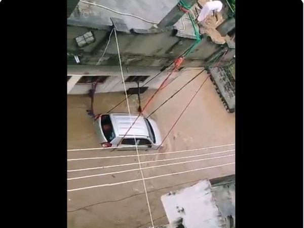 Jugaad Video man save car to flood with unique style desi jugaad video viral in hindi