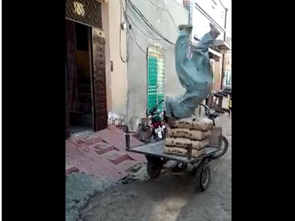 Man Enjoying With Work jugaad Funny Viral Video in Hindi