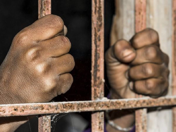 PAK पुलिस की बर्बरता, बलूचिस्‍तान में महिला को निर्वस्‍त्र कर नाचने पर किया मजबूर