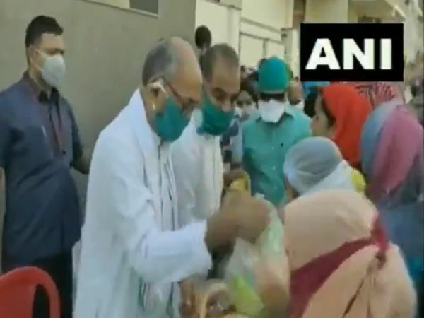 दिग्‍व‍िजय सिंह की सभा में उड़ी सोशल डिस्टेंसिंग की धज्जियां, BJP ने साधा निशाना