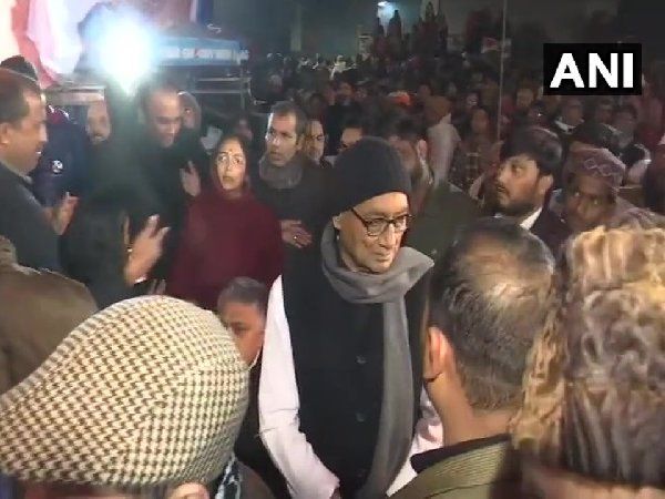 CAA: शाहीन बाग इलाके में सियासतदानों का आना जाना जारी, मेट्रो में सवार होकर दिग्विजय सिंह पहुंचे