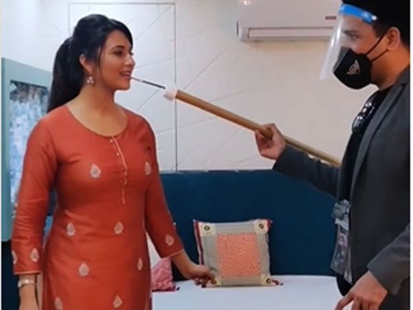 TV Actress Divyanka Tripathi makeup artist uses a long stick to apply lip color Lipstick Video 
