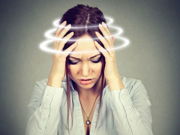 सिर दर्द या चक्कर आना हो सकते हैं इन बीमारियों के संकेत (pic: Istock)