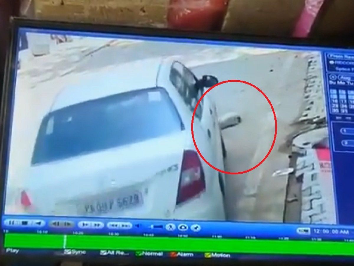 कार से कुचलकर कुत्ते को दी दर्दनाक मौत, मेनका गांधी ने ट्वीट किया वीडियो, बताई शख्स की सच्चाई