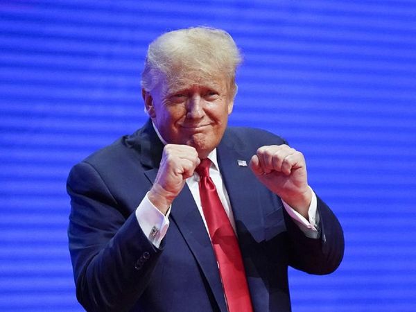 ट्रंप ने मजाकिया अंदाज में कहा कि अमेरिका को अपने लड़ाकू विमानों पर चीन के झंडे लगाने चाहिए और रूस पर बमबारी करनी चाहिए