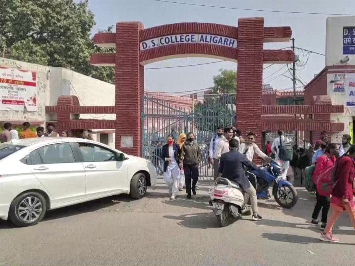 Aligarh News: यूपी के स्कूल ने भगवा शाल-हिजाब पहनने पर लगाई रोक, अलीगढ़ के DS कॉलेज का फरमान