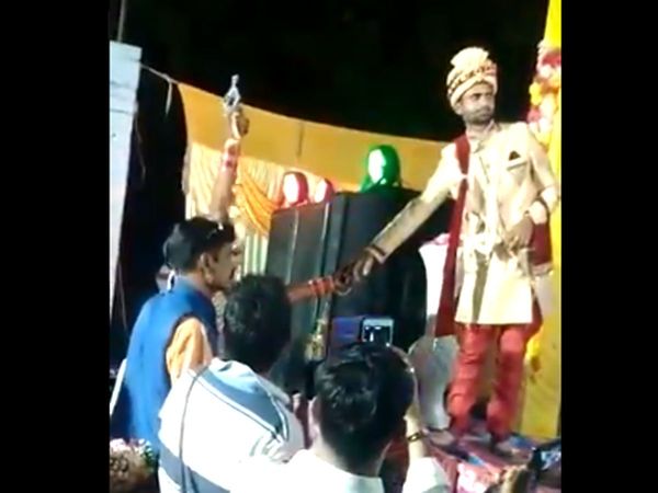 apni shadi me dulhan ne ki fairing,Dulhan ne ki Firing,Dulhan ne revolver se ki firing,अपनी शादी में दुल्हन ने की फायरिंग,प्रतापगढ़  दुल्हन फायरिंग वीडियो