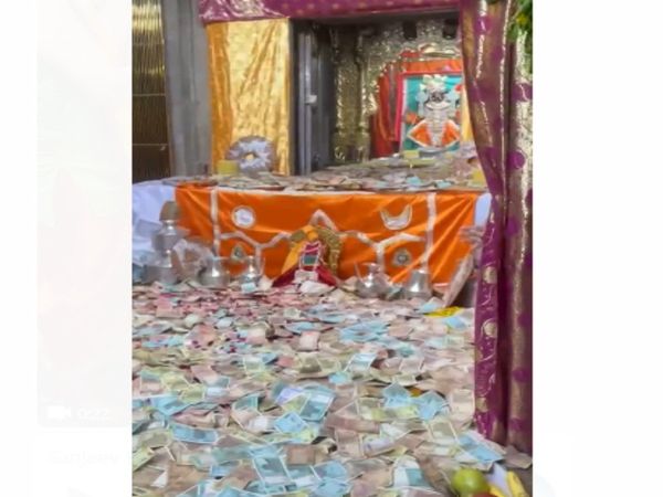 Devotees offer Huge money in Dwarkadhish temple Watch Video