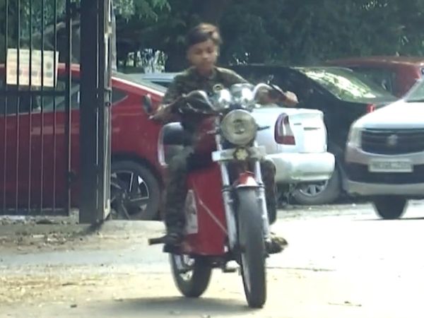 GOOD NEWS: 9वीं के छात्र ने कबाड़ से बनाई इलेक्ट्रिक बाइक, सिर्फ 3 दिनों में ही हो गई रेडी