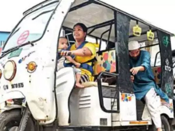 Noida mother drives e rickshwa with her one year old son