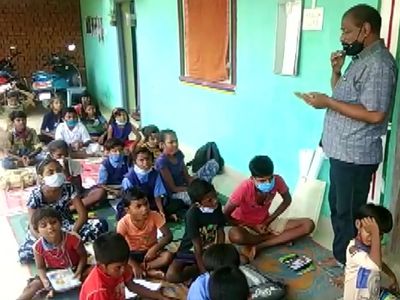 'सिनेमा वाले बाबू' लेते हैं 'मोहल्‍ला क्‍लास', बच्‍चों को पढ़ाने के लिए अपनाया अनूठा तरीका