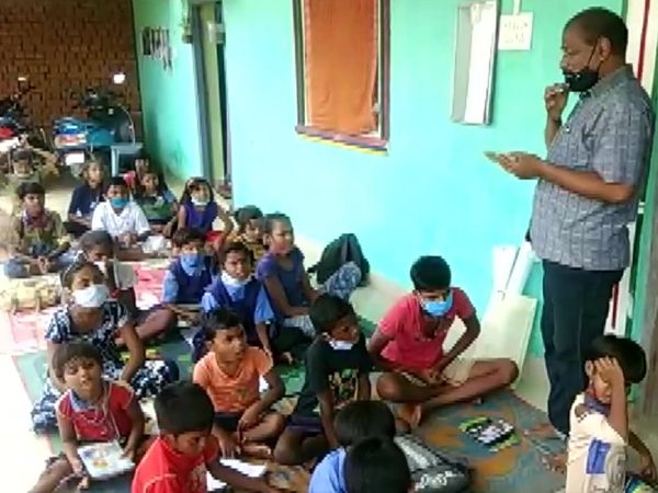 'सिनेमा वाले बाबू' लेते हैं 'मोहल्‍ला क्‍लास', बच्‍चों को पढ़ाने के लिए अपनाया अनूठा तरीका