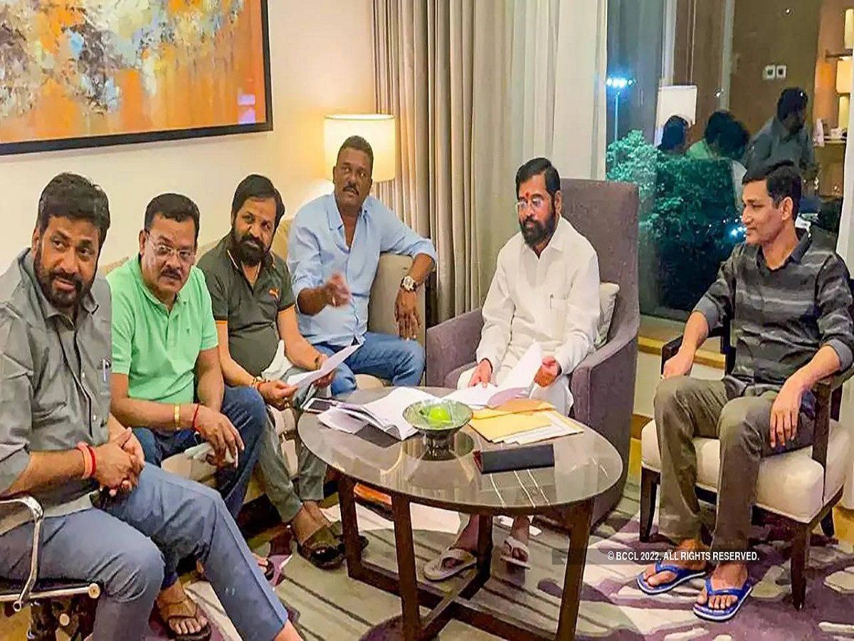 महाराष्ट्र राजनीतिक संकट के बीच जानें कैसे बना दलबदल से संबंधित कानून