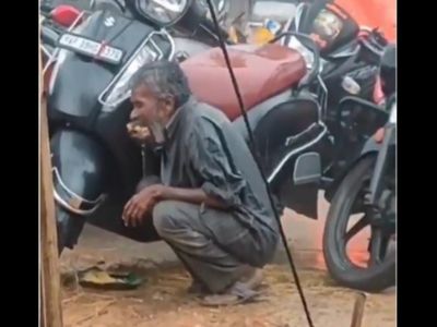 Poor Man Eating In Rain Heart Touching Video Goes Viral on Social media Poor Man Eating In Rain Heart Touching Video Goes Viral on Social media